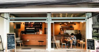 ทำความรู้จักร้านกาแฟน็อคดาวน์ เขตปทุมวัน: ประวัติ สไตล์ร้าน และเมนูซิกเนเจอร์ที่ห้ามพลาด