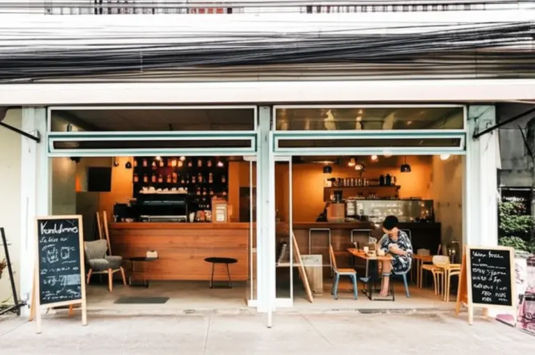 ทำความรู้จักร้านกาแฟน็อคดาวน์ เขตปทุมวัน: ประวัติ สไตล์ร้าน และเมนูซิกเนเจอร์ที่ห้ามพลาด