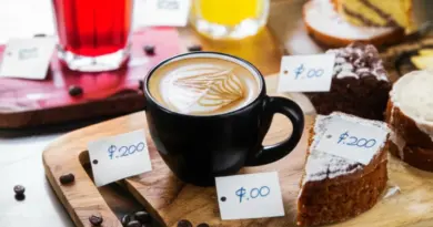 เมนูแนะนำและราคาจริง — กาแฟซิกเนเจอร์ ขนมเค้กโฮมเมด และตัวเลือกเครื่องดื่มไม่กาเฟอีน