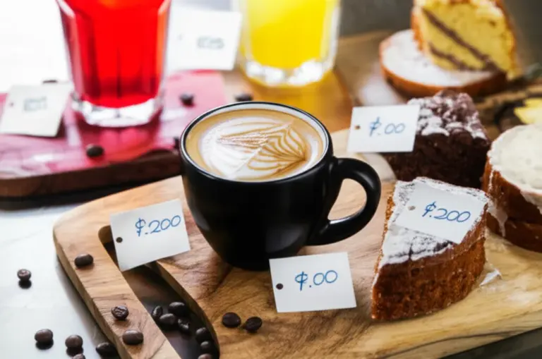 เมนูแนะนำและราคาจริง — กาแฟซิกเนเจอร์ ขนมเค้กโฮมเมด และตัวเลือกเครื่องดื่มไม่กาเฟอีน