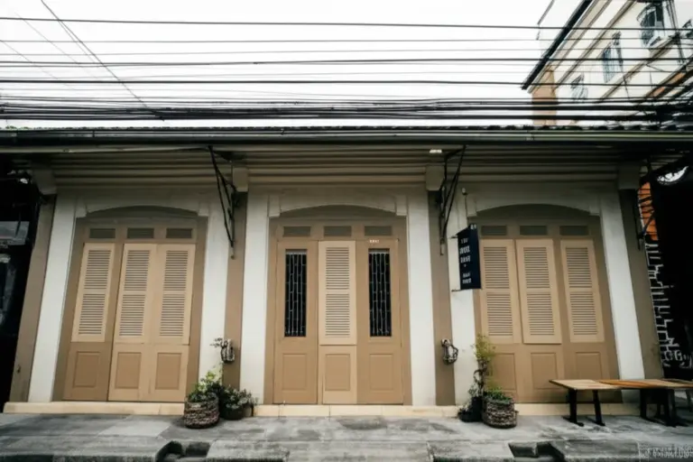 ทำความรู้จักร้านกาแฟน็อคดาวน์ ป้อมปราบศัตรูพ่าย — ประวัติ จุดเด่น บรรยากาศ และช่วงเวลาแนะนำ