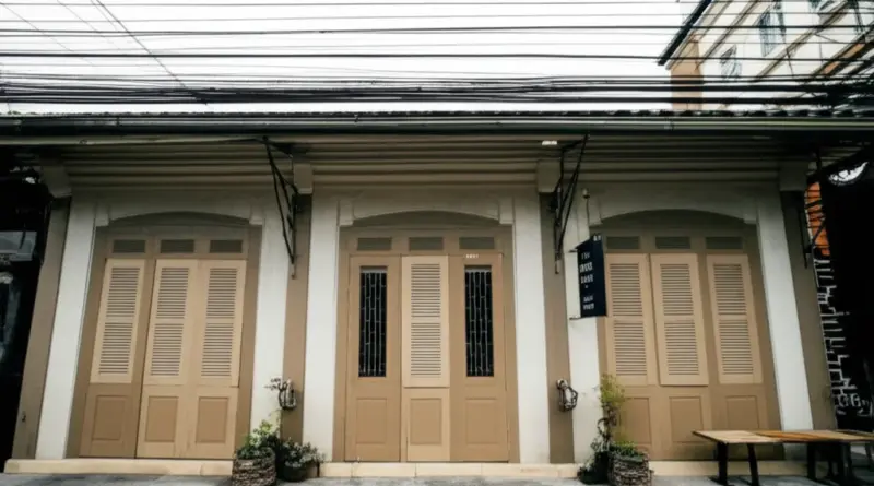 ทำความรู้จักร้านกาแฟน็อคดาวน์ ป้อมปราบศัตรูพ่าย — ประวัติ จุดเด่น บรรยากาศ และช่วงเวลาแนะนำ