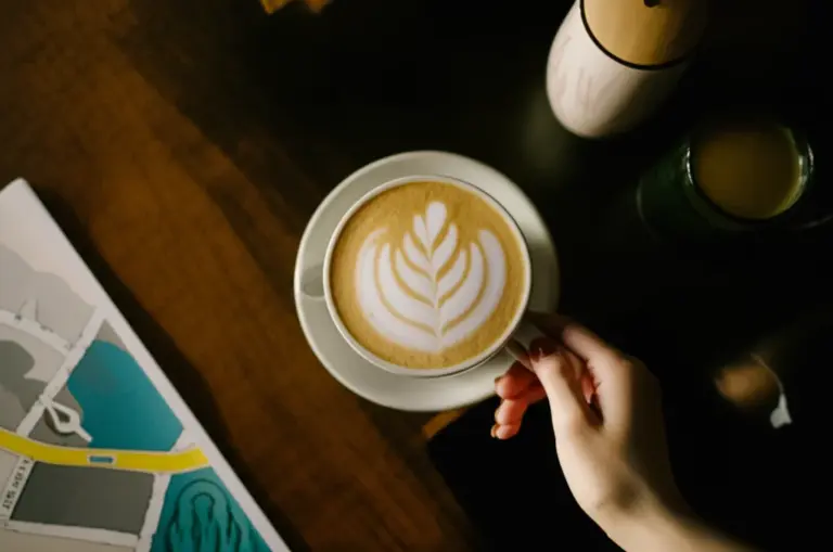 ร้านกาแฟน็อคดาวน์ ยานนาวา: รีวิวครบ จัดเต็มเมนู แผนที่ เวลาเปิด และเคล็ดลับการไปเช็คอิน