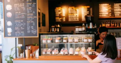 เมนูเด็ดและราคา รวมถึงเครื่องดื่มพิเศษของร้านกาแฟน็อคดาวน์ ยานนาวา ที่คนท้องถิ่นแนะนำ