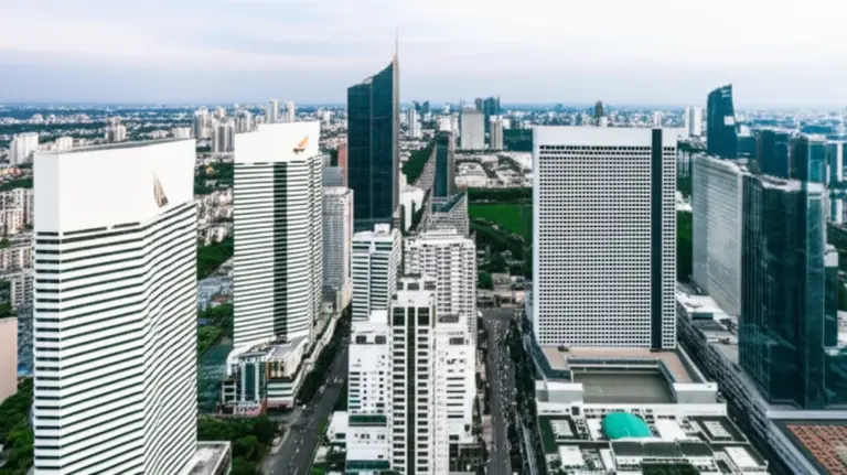 ทำไมคนหาที่เช่าออฟฟิศสำเร็จรูปในบางกอกใหญ่ — เจตนา ผู้เช่าเป้าหมาย ราคาเช่า ระยะสัญญา และบริการที่ควรคาดหวัง